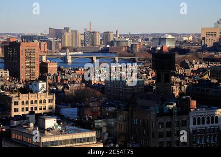 Vue sur le toit de Back Bay avec pont Longfellow sur la rivière Charles et Cambridge en arrière-plan.Boston.Massachusetts.USA Banque D'Images