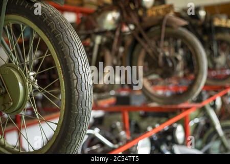 Pancevo, Serbie - 27 septembre 2019 : pneu de la vieille moto de chrono garée dans le musée des collectionneurs. Banque D'Images