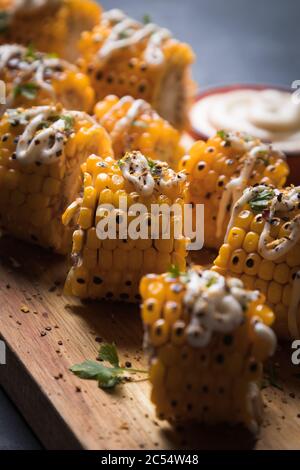 Tranches de maïs grillé et épicé comme alternative saine à la nourriture de fête Banque D'Images