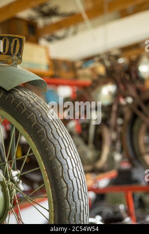 Pancevo, Serbie - 27 septembre 2019 : pneu de la vieille moto de chrono garée dans le musée des collectionneurs. Banque D'Images
