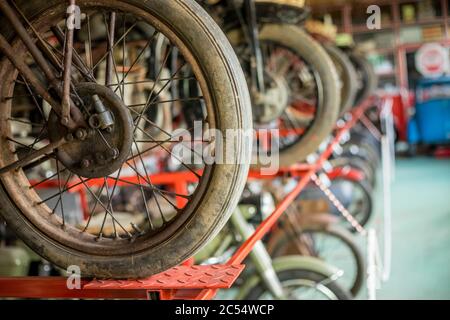 Pancevo, Serbie - 27 septembre 2019 : pneu de la vieille moto de chrono garée dans le musée des collectionneurs. Banque D'Images