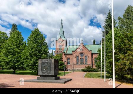 L'église de Jyväskylä a été construite en 1880 centre-ville. L'église en brique rouge est entourée d'un parc public qui est un endroit célèbre pour voir des amis. Banque D'Images