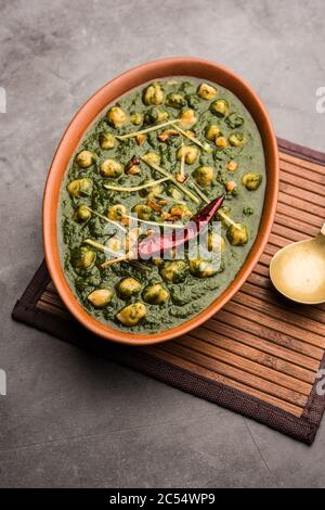 Curry d'épinards aux pois chiches ou Chana Masala avec Palak servi avec du riz et du pain plat ou Paratha, concentration sélective Banque D'Images