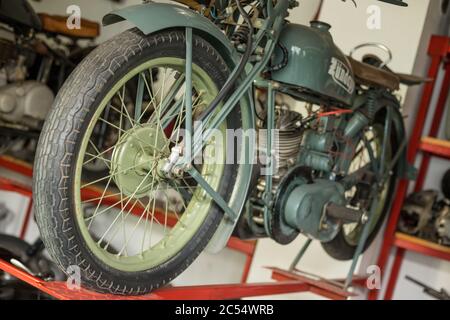 Pancevo, Serbie - 27 septembre 2019 : pneu de la vieille moto de chrono garée dans le musée des collectionneurs. Banque D'Images