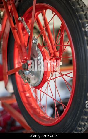 Pancevo, Serbie - 27 septembre 2019 : pneu de la vieille moto de chrono garée dans le musée des collectionneurs. Banque D'Images