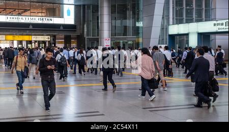 Salaryman travailleur de bureau des navetteurs marchant à la gare de Shinawaga, Tokyo, pendant les heures de pointe du matin. Banque D'Images