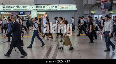 Salaryman travailleur de bureau des navetteurs marchant à la gare de Shinawaga, Tokyo, pendant les heures de pointe du matin. Banque D'Images