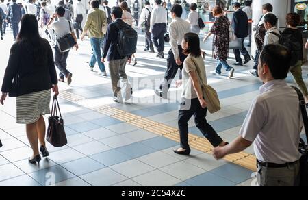 Salaryman travailleur de bureau des navetteurs marchant à la gare de Shinawaga, Tokyo, pendant les heures de pointe du matin. Banque D'Images