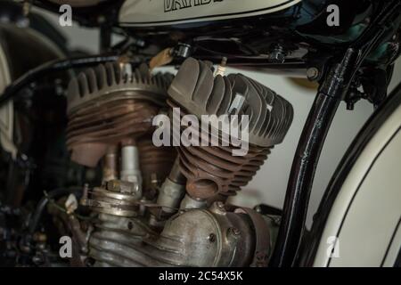 Pancevo, Serbie - 27 septembre 2019 : moteur de la vieille moto de minuterie garée dans le musée des collectionneurs. Banque D'Images