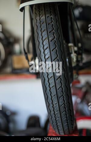 Pancevo, Serbie - 27 septembre 2019 : pneu de la vieille moto de chrono garée dans le musée des collectionneurs. Banque D'Images