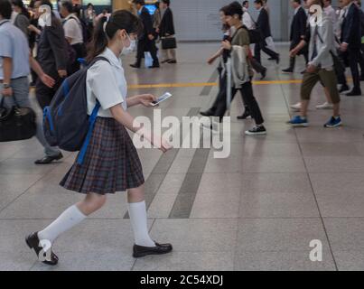 Les enfants japonais qui vont à l'école à la gare de Shinagawa, Tokyo, Japon Banque D'Images