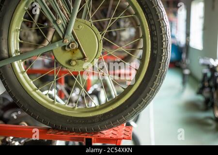 Pancevo, Serbie - 27 septembre 2019 : pneu de la vieille moto de chrono garée dans le musée des collectionneurs. Banque D'Images