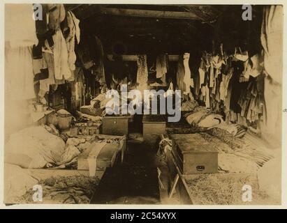 Intérieur d'une cabane occupée par des cueilleurs de baies. Anne Arundel County, Maryland. Avec la permission du Maryland Child Labour Committee. Banque D'Images