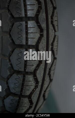 Pancevo, Serbie - 27 septembre 2019 : pneu de la vieille moto de chrono garée dans le musée des collectionneurs. Banque D'Images