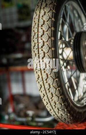 Pancevo, Serbie - 27 septembre 2019 : pneu de la vieille moto de chrono garée dans le musée des collectionneurs. Banque D'Images