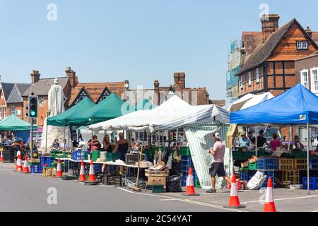 Marché hebdomadaire à Market Square, Wantage, Oxfordshire, Angleterre, Royaume-Uni Banque D'Images