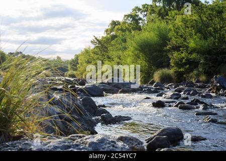 LOS REARTES, CORDOBA, ARGENTINE. Belle vue sur les anneaux de la rivière, Cordoue un après-midi de printemps. Banque D'Images