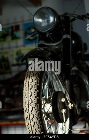 Pancevo, Serbie - 27 septembre 2019 : pneu de la vieille moto de chrono garée dans le musée des collectionneurs. Banque D'Images