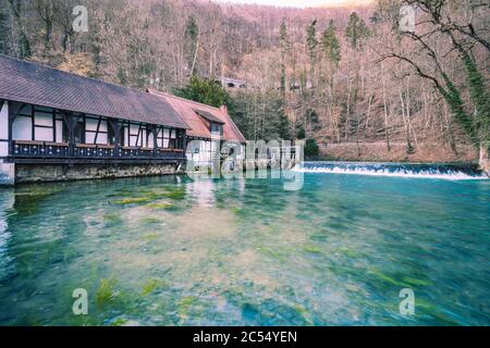 Broyeur de marteaux historique, Blatopf, Blaubeuren, source karstique, Bade-Wurtemberg, Allemagne, Europe Banque D'Images