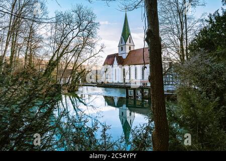 Blautopf, Blaubeuren, Monastère Blaubeuren, Printemps de Karst, Bade-Wurtemberg, Allemagne, Europe Banque D'Images