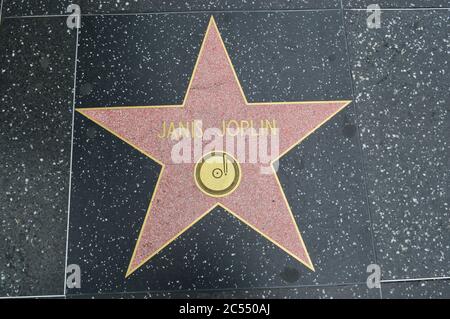 Le Hollywood Walk of Fame comprend plus de 2,600 étoiles en terrazzo à cinq pointes et en laiton incrustées dans les trottoirs le long de 15 pâtés de maisons de Hollywood Boul Banque D'Images