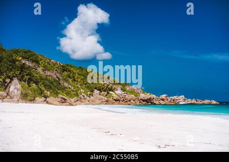 Vacances sur petite Anse plage de paradis tropical sur l'île de la Digue, Seychelles. Concept exclusif de voyage. Banque D'Images