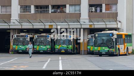 Autobus publics Toei à la gare routière de Shinagawa, Tokyo, Japon Banque D'Images