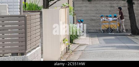 Bébés de pépinière japonais dans une sortie à la rue Kamimeguro, Tokyo, Japon. Banque D'Images