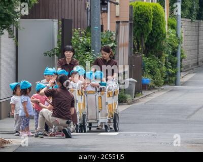 Bébés de pépinière japonais dans une sortie à la rue Kamimeguro, Tokyo, Japon. Banque D'Images