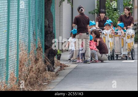 Bébés de pépinière japonais dans une sortie à la rue Kamimeguro, Tokyo, Japon. Banque D'Images