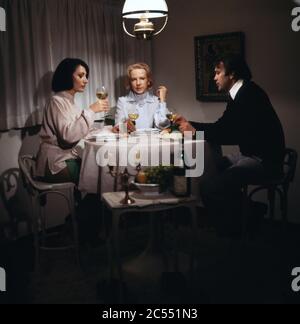 Christine Wodetzky und Elfriede Kuzmany beim Abendessen mit Michael Hoffmann in Notsignale: Platzangst,, Regie: Thomas Schamoni, 1978. Christine Wodetzky et Elfriede Kuzmany dîner avec Michael Hoffmann à Notsignale: Platzangst, directeur: Thomas Schamoni, 1978. Banque D'Images