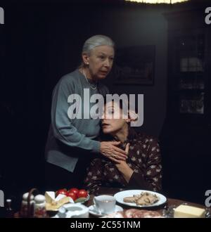 Edith Heerdegen tröstet Judy Winter am Abendbrottisch in Notisgnale: Im Nest, Regie: Michael Lähn, 1977. Edith Heerdegen réconfortant Judy Winter à la table du dîner à Notsigne: Im Nest, 1977. Banque D'Images