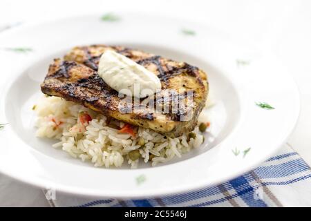 Mahi mahi poisson grillé avec riz vue rapprochée. Ce poisson blanc tropical maigre est également connu comme dolphinfish commun ou dorado. Considéré comme un aliment sain Banque D'Images