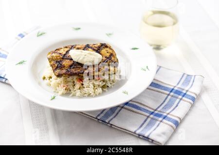Mahi mahi poisson grillé avec riz et vin. Ce poisson blanc tropical maigre est également connu comme dolphinfish commun ou dorado. Considéré comme un ric alimentaire sain Banque D'Images