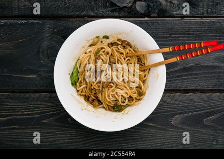 DaN Dan nouilles chinoises. DaN Dan Noodles est un plat épicé de cuisine de Szechuan que l'on trouve couramment dans la cuisine chinoise de rue. Les ingrédients comprennent des nouilles de riz épaisses Banque D'Images