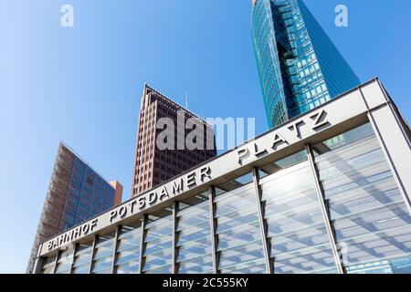 Potsdamer Platz, gratte-ciel, façade de maison, vie urbaine, centre ville, Berlin, Allemagne Banque D'Images