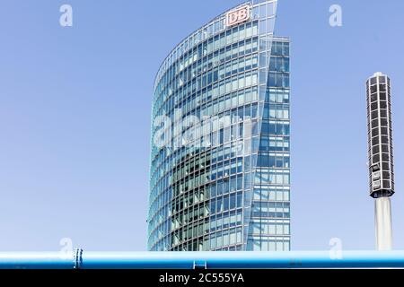 Bahn Tower, DB Tower, Deutsche Bahn Hochhaus, Potsdamer Platz, façade de maison, Stadtmitte, Berlin, Allemagne Banque D'Images