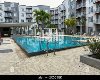 Orlando, FL/USA - 6/20/20: Un complexe d'appartements avec piscine dans la région du lac de Nona à Orlando, en Floride. Banque D'Images