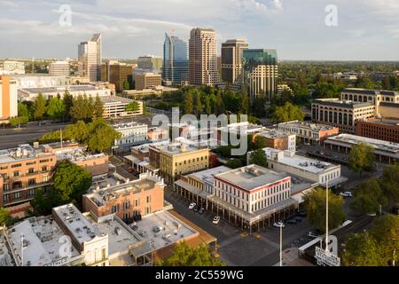 Vue aérienne sur les gratte-ciel du centre-ville de Sacramento et la vieille ville historique en contrebas Banque D'Images