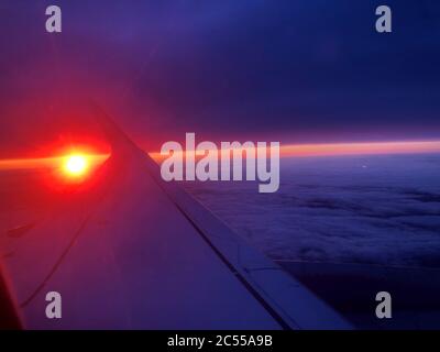 Un coucher de soleil incroyable vu depuis un avion après un décollage de l'aéroport de Keflavik à Reykjavik Banque D'Images