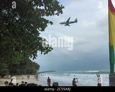 L'Airbus A319 s'approche de la piste 35 à Koh Samui, en Thaïlande Banque D'Images