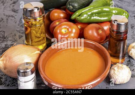 Gros plan des ingrédients pour préparer le Gazpacho Banque D'Images