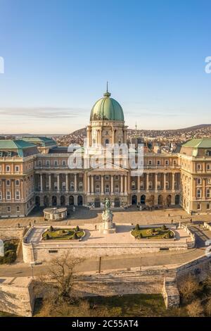 Tir de drone aérien de la façade du château de Buda pendant le lever du soleil de Budapest Banque D'Images