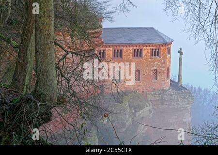 Clause avec chapelle de Johann von Luxembourg près de Kastel-Staadt avec vue sur la vallée de Saar près de Serrig, Rhénanie-Palatinat, Allemagne Banque D'Images