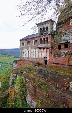 Clause avec chapelle de Johann von Luxembourg près de Kastel-Staadt avec vue sur la vallée de Saar près de Serrig, Rhénanie-Palatinat, Allemagne Banque D'Images