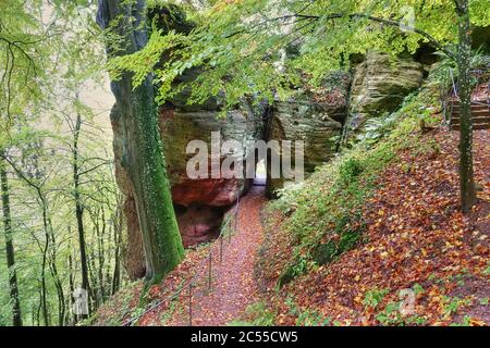 Formation de roches sur la Klause près de Kastel-Staadt, vallée de Saar, Rhénanie-Palatinat, Allemagne Banque D'Images