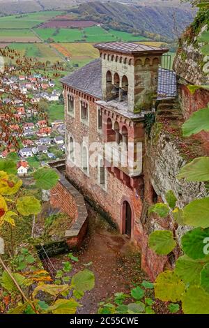 Clause avec chapelle de Johann von Luxembourg près de Kastel-Staadt avec vue sur la vallée de Saar près de Serrig, Rhénanie-Palatinat, Allemagne Banque D'Images