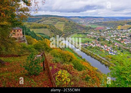 Clause avec chapelle de Johann von Luxembourg près de Kastel-Staadt avec vue sur la vallée de Saar près de Serrig, Rhénanie-Palatinat, Allemagne Banque D'Images