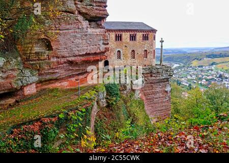 Clause avec chapelle de Johann von Luxembourg près de Kastel-Staadt avec vue sur la vallée de Saar près de Serrig, Rhénanie-Palatinat, Allemagne Banque D'Images