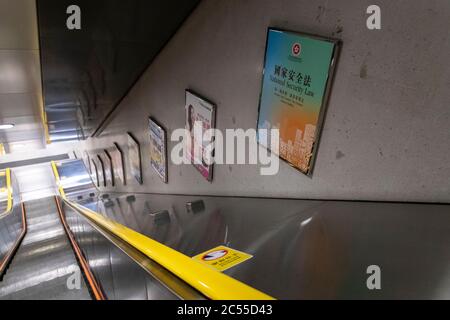 Hong Kong, Chine. 30 juin 2020. Une publicité parrainée par le gouvernement faisant la promotion de la nouvelle loi de sécurité nationale sur l'escalator de MTR à Hong Kong le 30 juin 2020 crédit: Mai James/ZUMA Wire/Alamy Live News Banque D'Images